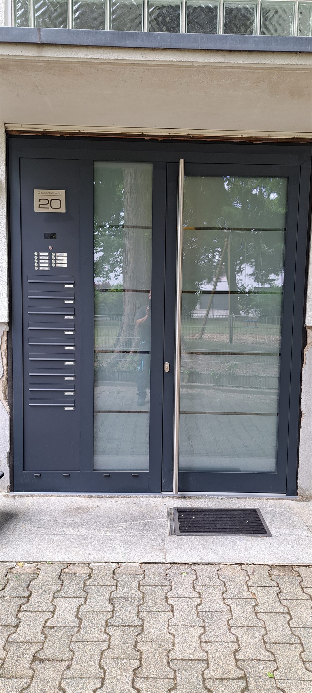 Neue anthrazitfarbene Aluminium-Haustür