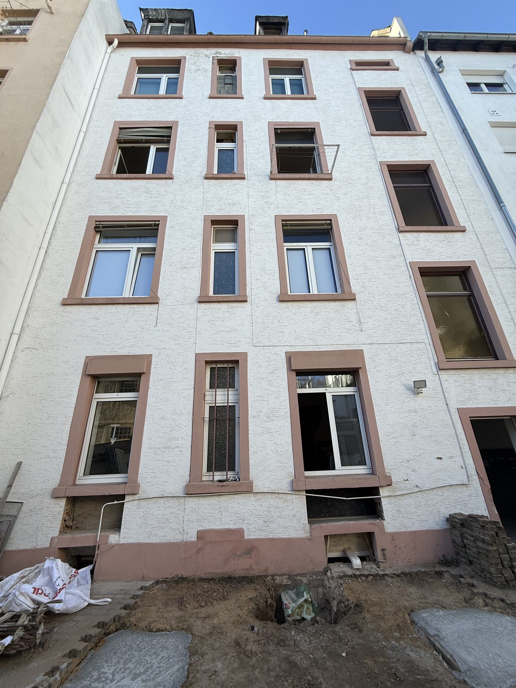 Mehrfamilienhaus mit neuen Fenstern