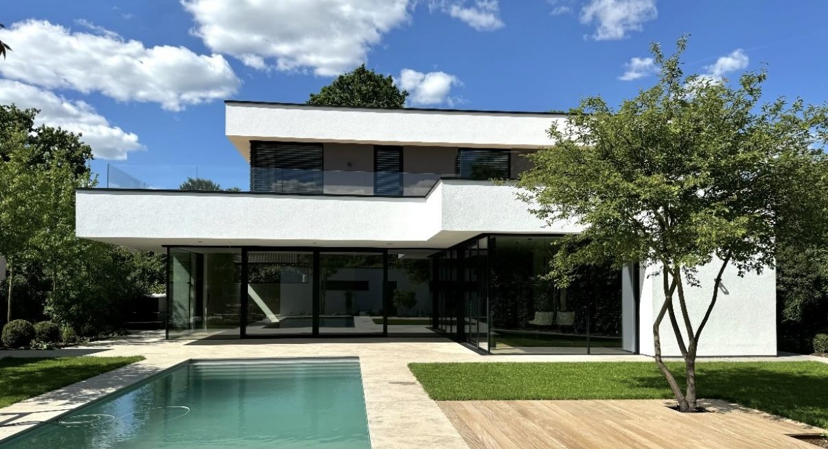 Neubau-Villa mit großflächigen Fenstern